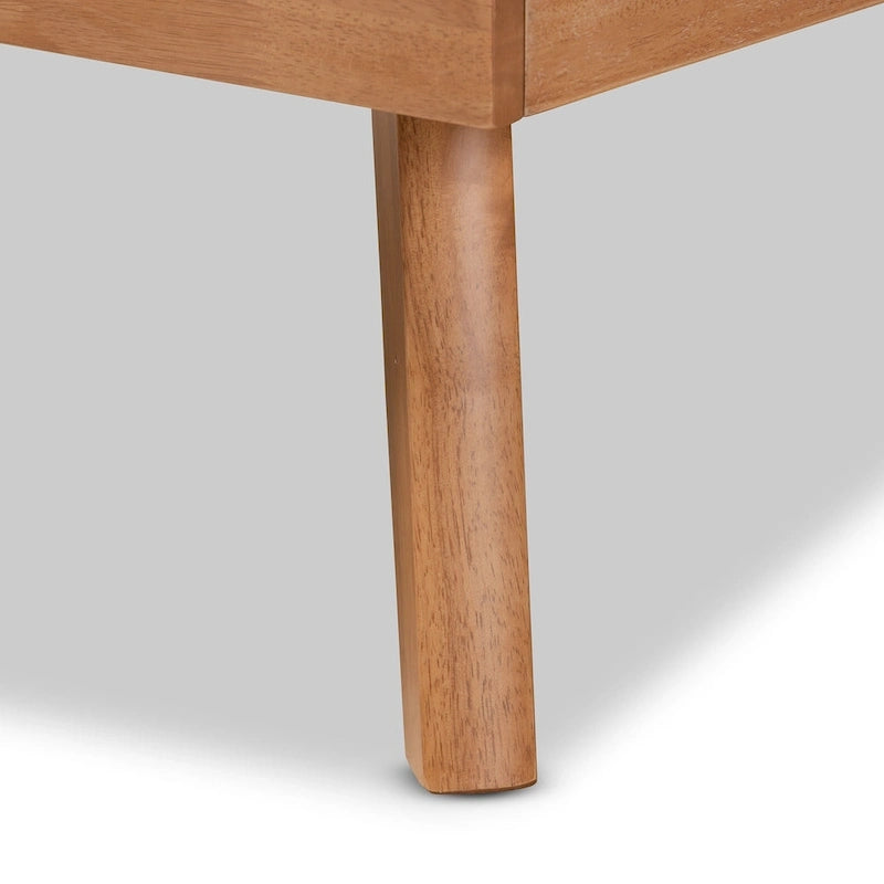Modernes Podestbett aus braun lackiertem Holz