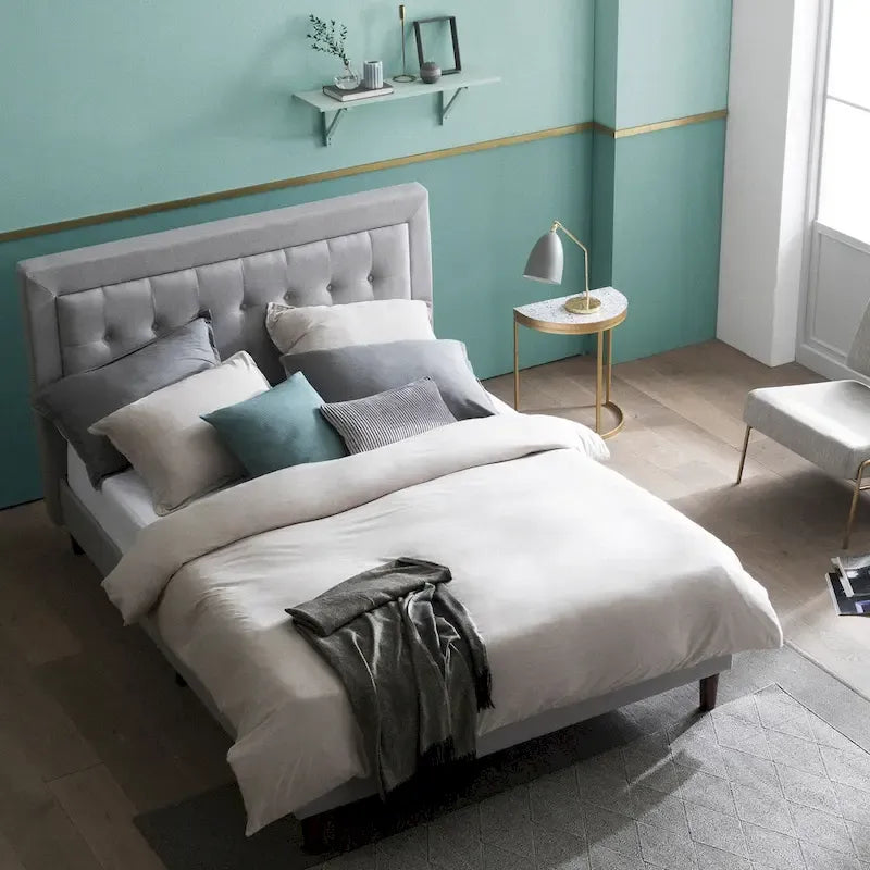 Gepolstertes Plattformbett mit Knopfheftung - Sandgrau