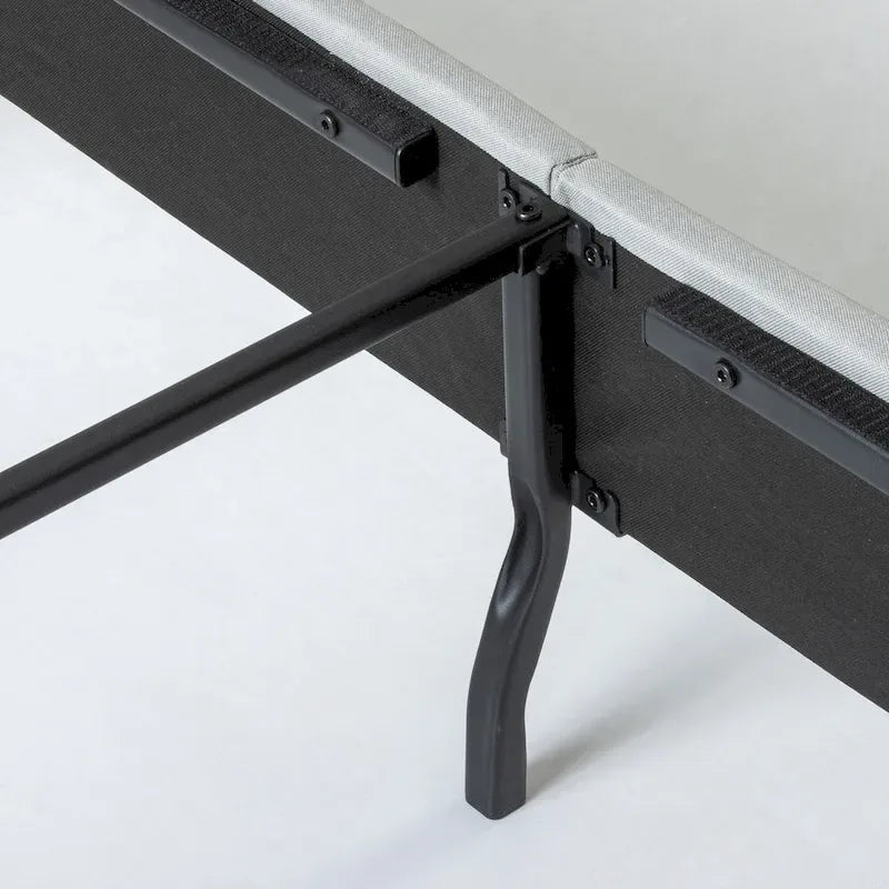 Gepolstertes Plattformbett mit Knopfheftung - Sandgrau