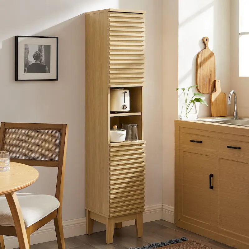 Schmaler hoher Badezimmerschrank mit Lamellentüren