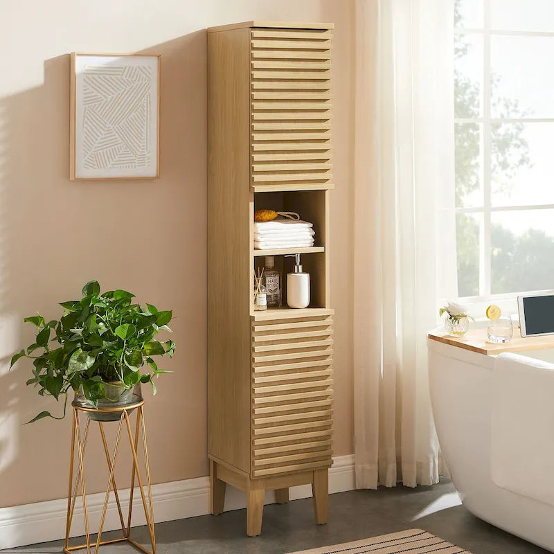 Schmaler hoher Badezimmerschrank mit Lamellentüren