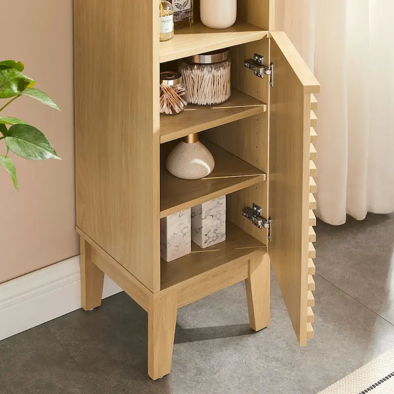 Schmaler hoher Badezimmerschrank mit Lamellentüren