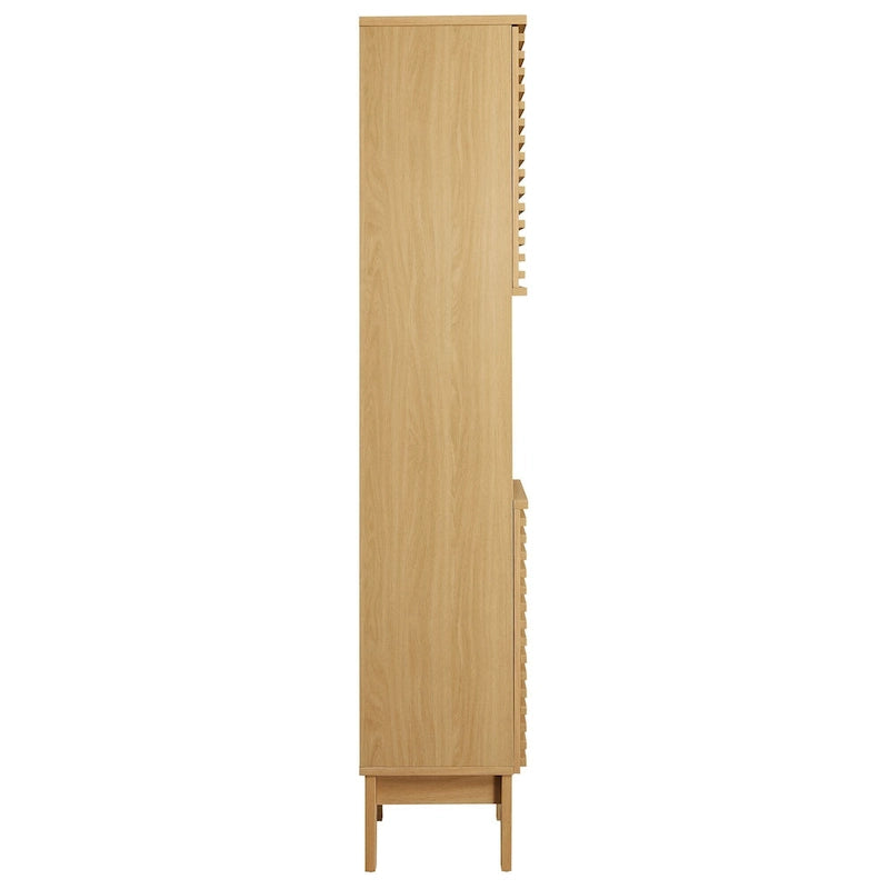 Schmaler hoher Badezimmerschrank mit Lamellentüren