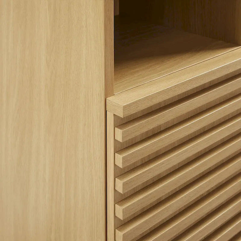 Schmaler hoher Badezimmerschrank mit Lamellentüren