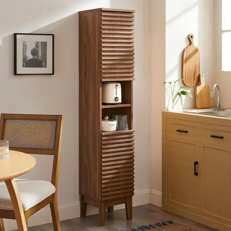 Schmaler hoher Badezimmerschrank mit Lamellentüren