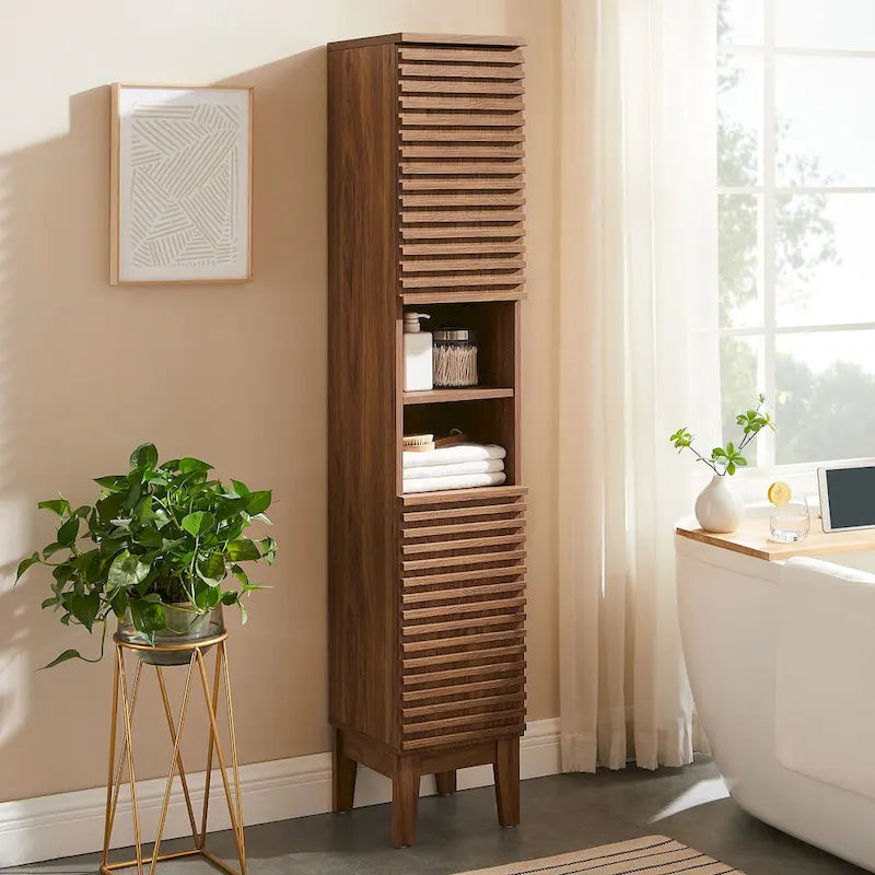 Schmaler hoher Badezimmerschrank mit Lamellentüren