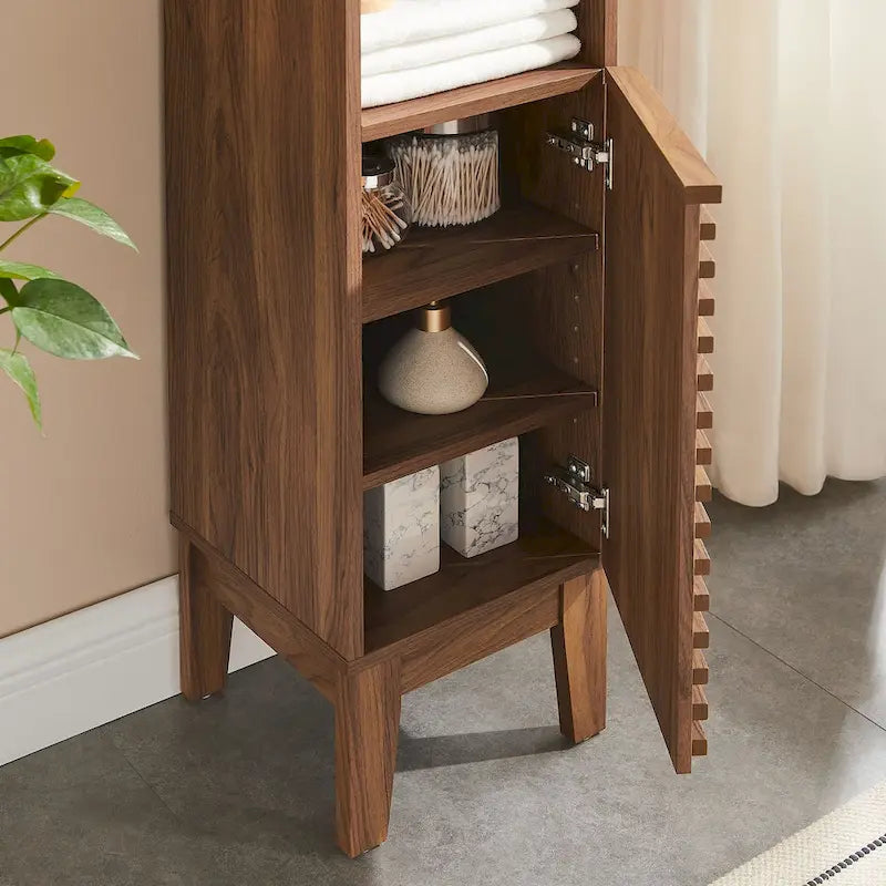 Schmaler hoher Badezimmerschrank mit Lamellentüren