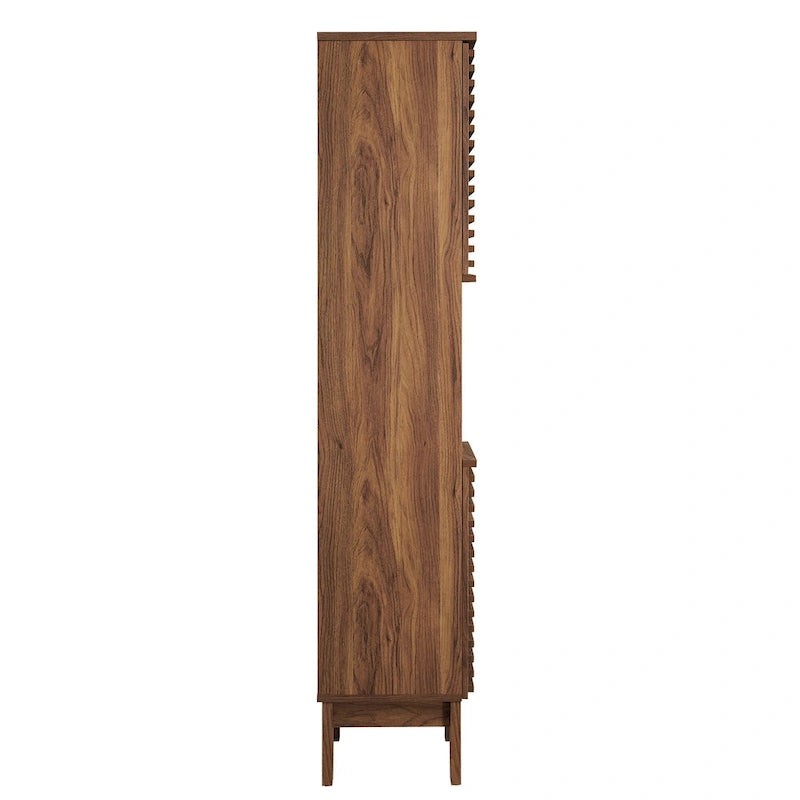 Schmaler hoher Badezimmerschrank mit Lamellentüren