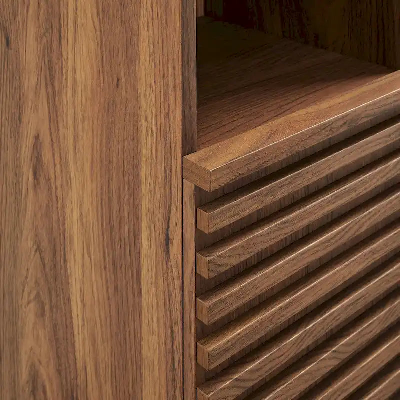 Schmaler hoher Badezimmerschrank mit Lamellentüren